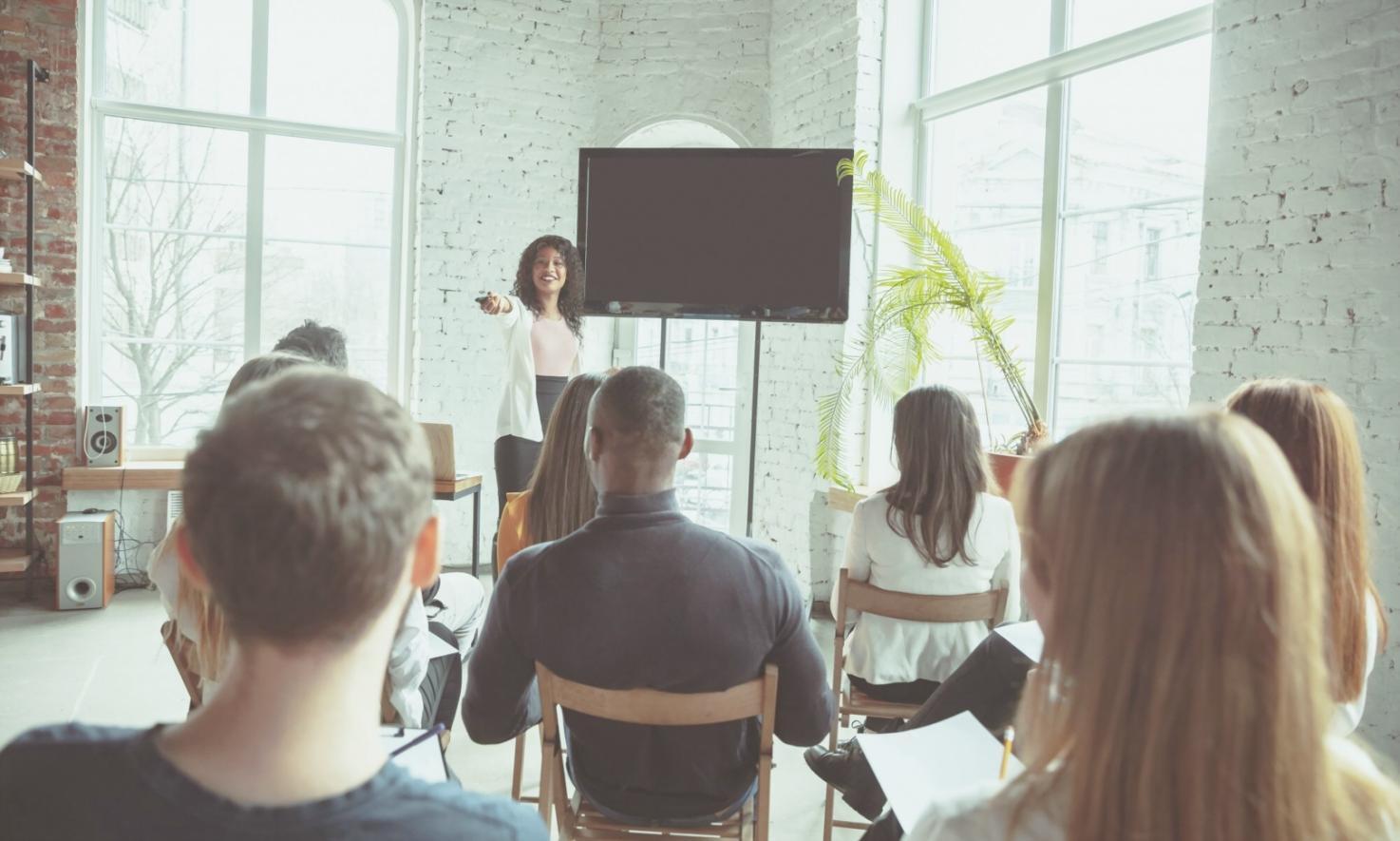 Professioneller Budgetworkshop mit Teilnehmern bei der Analyse von Genehmigungsprozessen