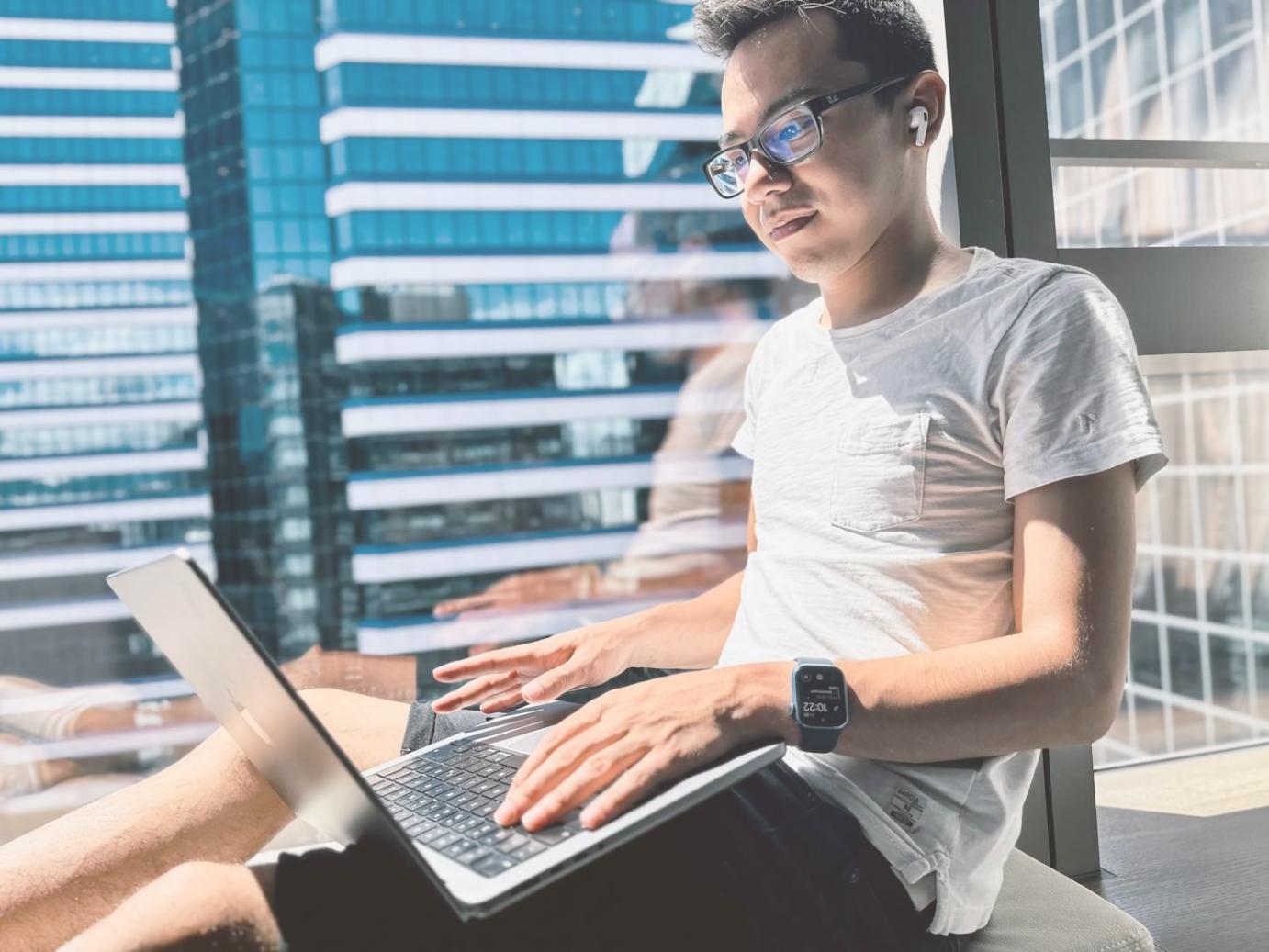 Modernes Büro mit Finanzberatung und Workflow-Dokumentation