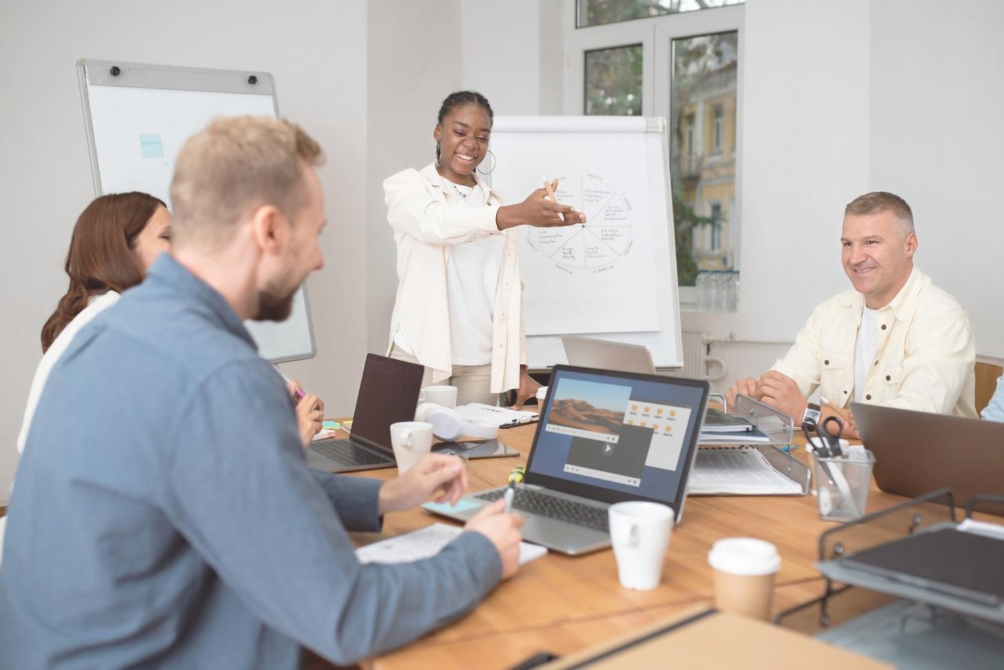 Arbeitsplatz mit Finanzunterlagen und Laptop für Budgetplanung